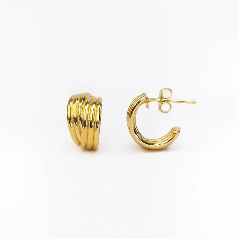 Brinco meia argola texturizado banhado a Ouro 18k
