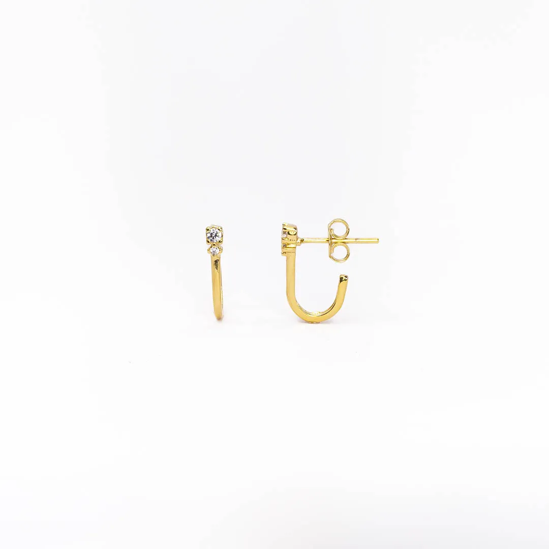 Brinco Minimalista Reto Cravejado Zircônias Banhado a Ouro 18k