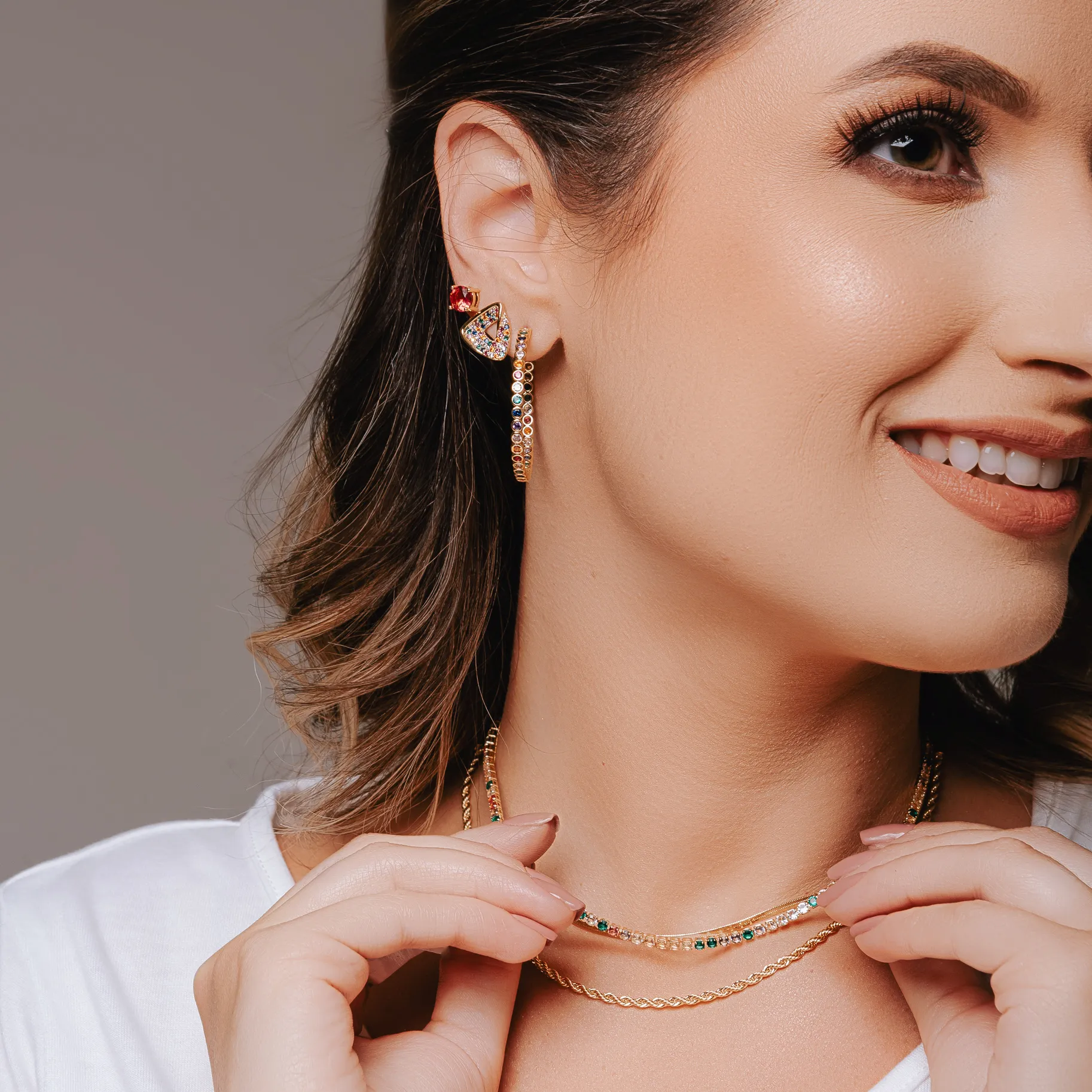 Brinco Triangular Cravejado Zircônias Coloridas Banhado a Ouro 18k
